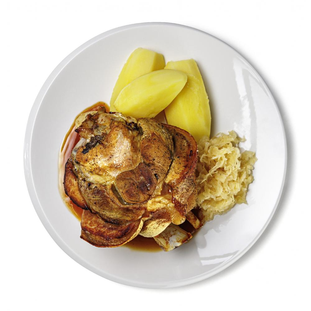 Produktabbildung GLOBUS Tagesgericht Donnerstag: Gegrillte Schweinshaxe mit Sauerkraut, dazu Salzkartoffeln