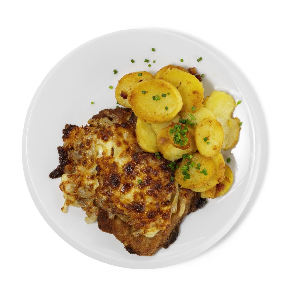 Produktabbildung GLOBUS Tagesgericht Mittwoch: Schweineschnitzel mit Schmorzwiebeln und Käse überbacken, dazu Bratkartoffeln