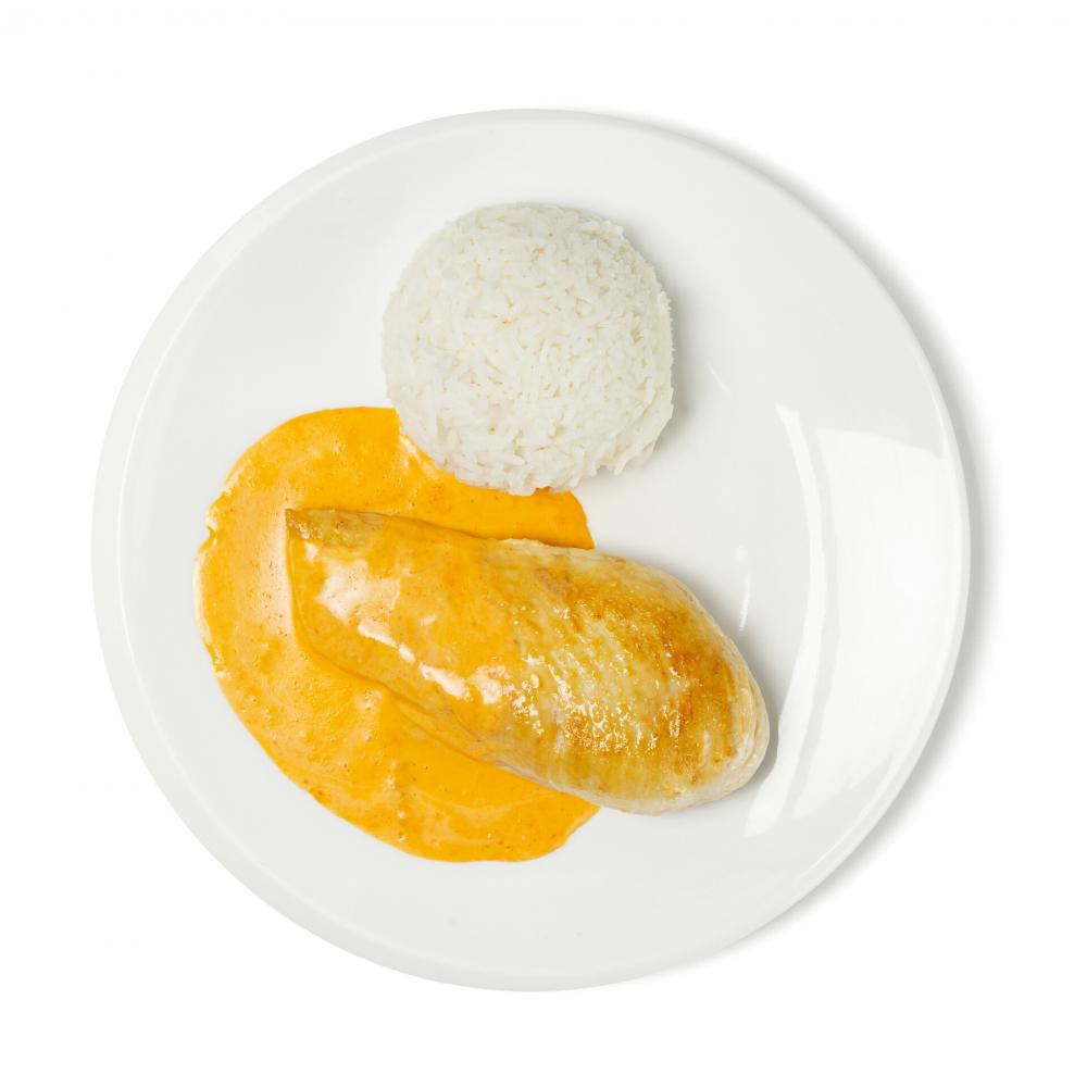 Produktabbildung GLOBUS Tagesgericht Samstag: Hähnchenbrustfilet in fruchtiger Currysauce, mit Reis