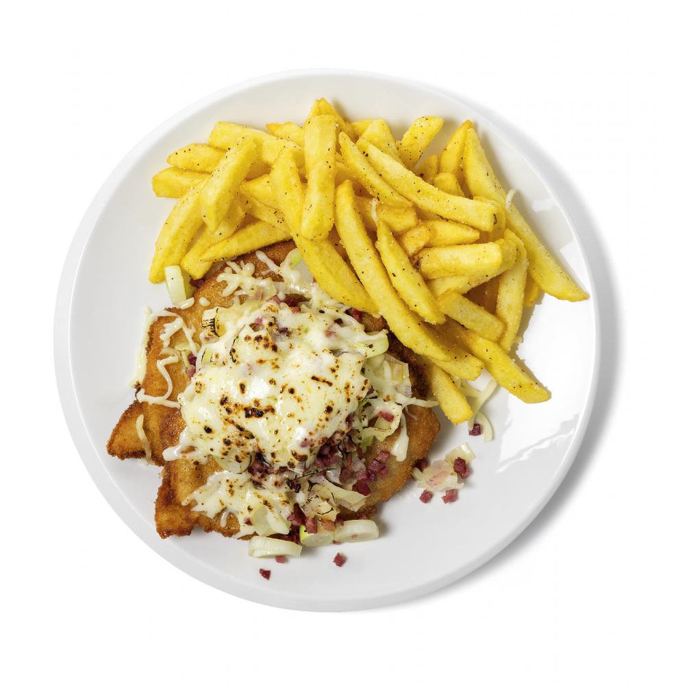 Produktabbildung GLOBUS Tagesgericht Samstag: Schweineschnitzel mit Lauch, Speck und Käse überbacken, dazu Pommes frites