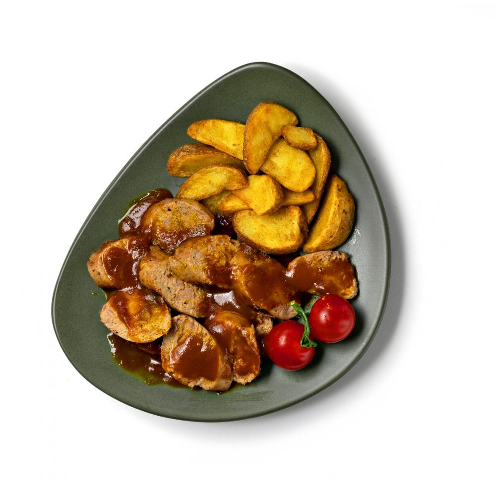 Produktabbildung  Dienstag: Junge Küche: Vegetarische Currywurstpfanne dazu Kartoffelspalten und Kirschtomaten