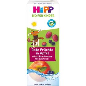 Rote Früchte mit stillem Wasser