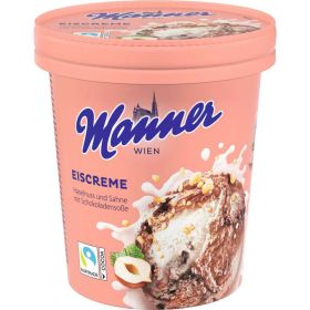 Eis, Haselnuss & Sahne mit Schokosoße