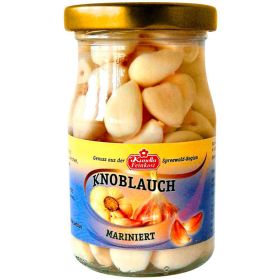 Knoblauchzehen in Öl